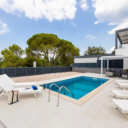 Vila Dolores By El-pi Tours *